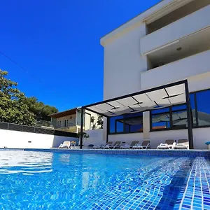  Apartment Topesa